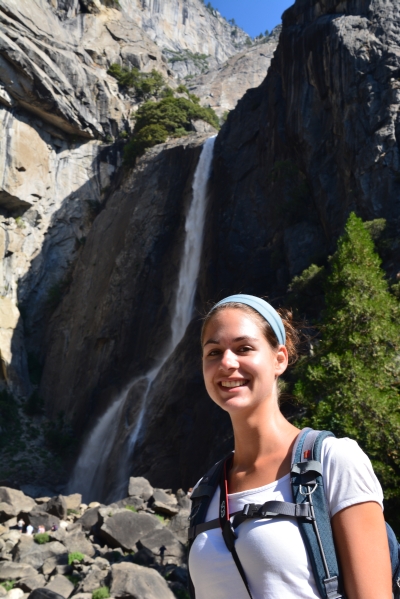 Sandra vor dem Lower Yosemite Fall